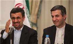 احمدی‌نژاد به مشايي نشان درجه يك فرهنگ و هنر داد +عکس