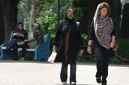 تلاش برای کشف حجاب خانم آمر به معروف در خیابان‌های تهران!