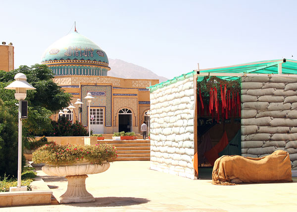 مزار شهید گمنام در کنار مسجد مجتمع غنی سازی شهید احمدی روشن