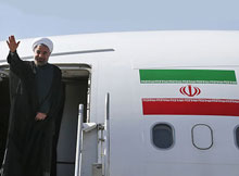 حاشیه‌های استقبال از روحانی در فرودگاه/ پرتاب کفش!
