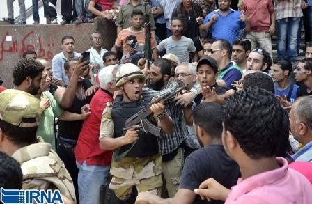 سرباز ارتش مصر در میان هواداران اخوان المسلمین مقابل مسجد الفتح قاهره.
