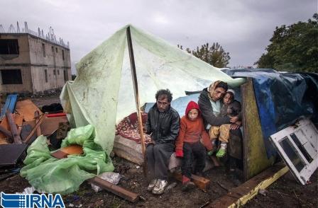 خانواده رومانیایی بر اثر بارش باران بی خانه مان شده اند.