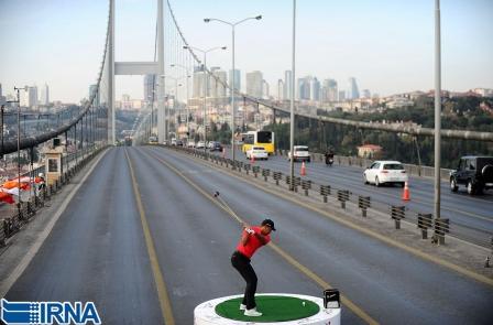 گلف بازی ˈتایگر وودزˈ روی پل بسفر در شهر استانبول.