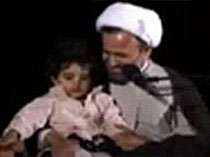 فیلم/ کودکی که روی منبر در آغوش پناهیان خوابش برد