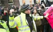 ادامه سرکوب‌ دانشجویان انگلیس توسط پلیس