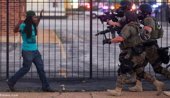 جوان معترض به خشونت پلیس علیه نوجوان سیاه پوست در فرگوسن امریکا. 11 آگوست