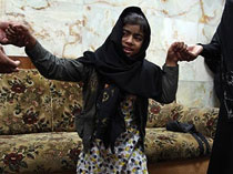 شفا یافتن دختر معلول در حرم سیدالشهدا(ع)+عکس