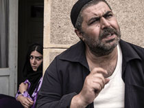 کنایه‌های نیش‌دار به خانواده‌های مذهبی در فیلمفارسی مدرن "کوچه‌های بی‌نام"