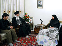 حضور رهبرانقلاب درمنزل شهیدان شهریاری و علیمحمدی