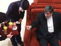 چرا چای خوردن وزیر با شبه روشنفکران است و اخم‌هایش برای دلسوزان انقلاب؟!