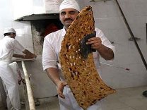 نان سنگک به قیمت دلخواه نانوایان/ اجبار مردم به خرید نان‌ کنجدی