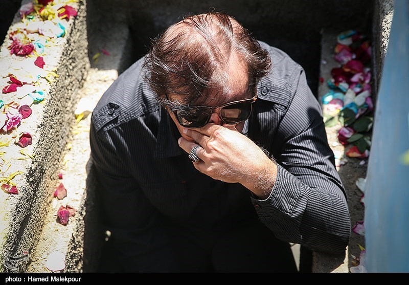 مجید مجیدی در قبر شهید غواص پیش از تدفین