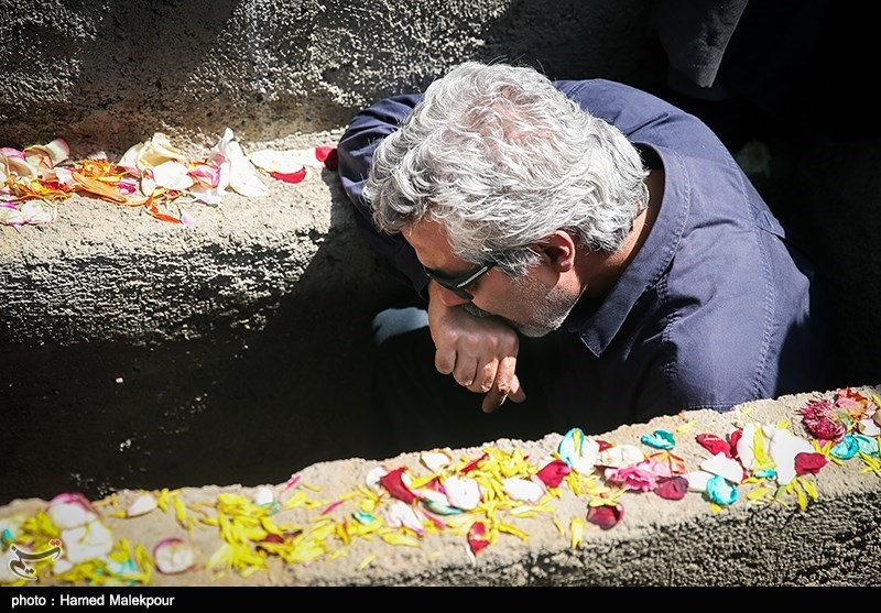 احمدرضا درویش در قبر شهید غواص پیش از تدفین