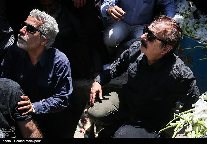 مجید مجیدی و احمدرضا درویش در قبر دو شهید غواص پیش از تدفین