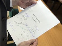 امضای اعضای تیم مذاکره کننده هسته ای جمهوری اسلامی ایران پای برجام! +عکس