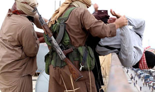 داعش دو جوان عراقی را پرتاب کرد!