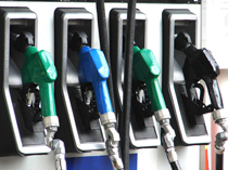 زنگنه کشور را محتاج به واردات بنزین کرد؛بنزینی که وارد می‌کند به زحمت یورو ۳ است