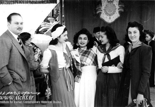 فوزیه و اشرف در کنار ملک فاروق و دو تن از خواهران فوزیه در قاهره