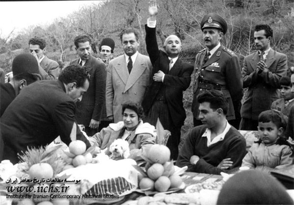 اشرف در کنار محمودرضا پهلوی در سفر به شمال