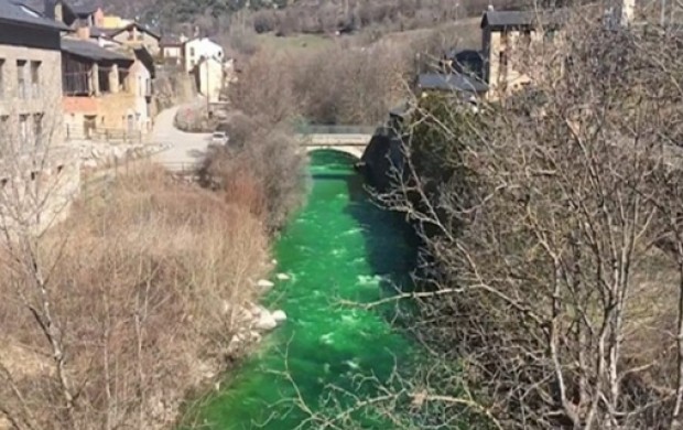 تغییر رنگ ناگهانی آب یک رودخانه+عکس