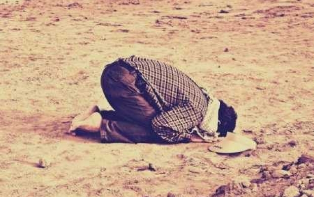 آیا نماز خواندن با مهر در دست باطل است؟