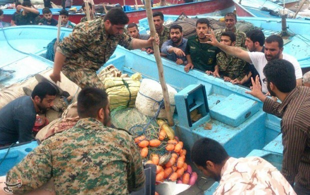 کمک‌رسانی نیروهای سپاه به ماهیگیران دیّرپس از طوفان