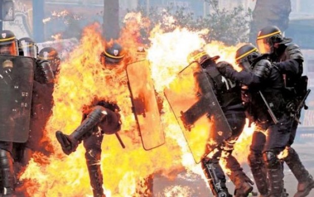 آتش زدن مامور پلیس ‌پاریس+عکس