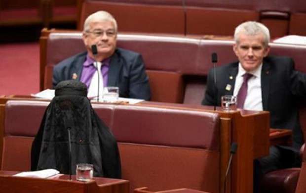 حرکت زشت سناتور زن استرالیایی در توهین به حجاب+عکس