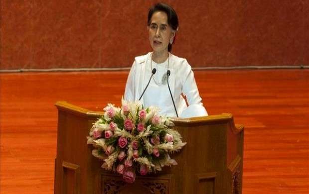 رهبر میانمار سکوتش را شکست