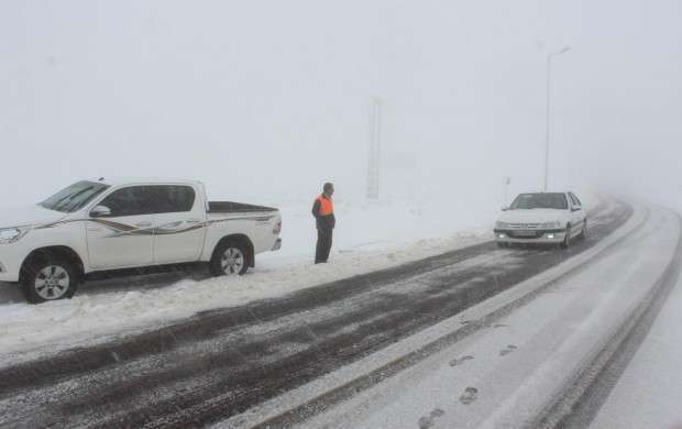 بارش برف و کندی تردد در جاده کرج - چالوس