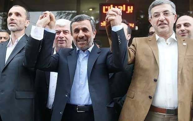 احمدی نژاد از زمانی که از ذیل ولایت بیرون آمد، بچه بازی در می آورد