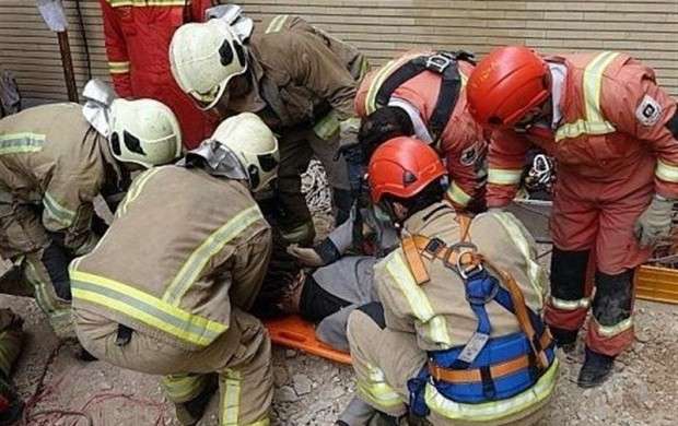 نجات مرد جوان از عمق چاه ۳۰ متری در خانه متروکه