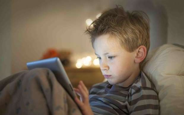 عوارض بازی با موبایل قبل از خواب برای کودکان