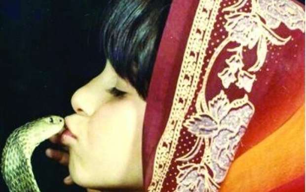 دختری که ۱۱ بار زبان مار کبرا را بوسیده + عکس