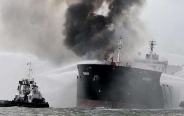 عملیات اطفای حریق نفتکش ایرانی آغاز شد