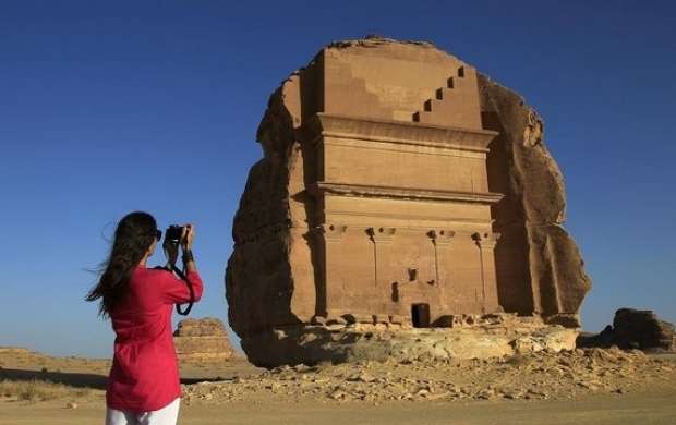 ممنوعیت سفر گردشگران زن تنها به عربستان