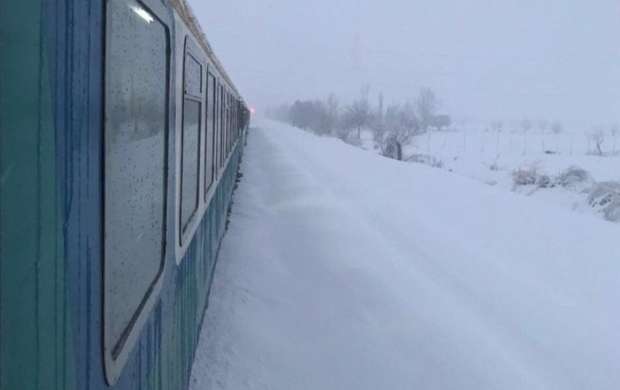 قطارها در برف گیر کردند + عکس