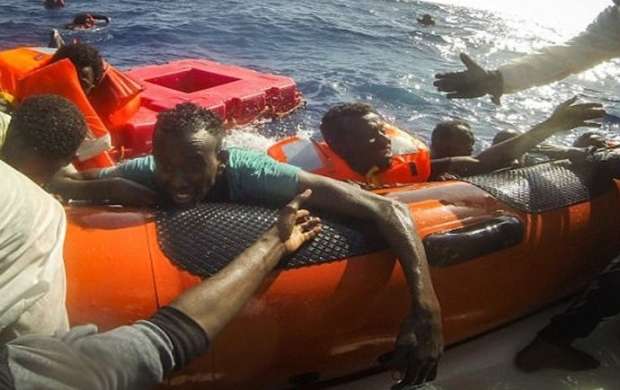 نجات صدها مهاجر از وسط دریای مدیترانه