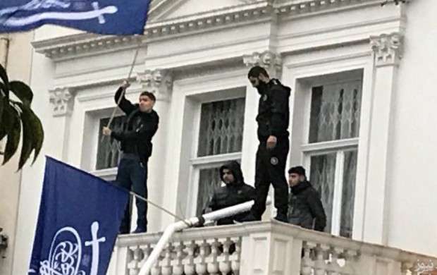 لحظه حمله هواداران شيرازی به سفارت ایران