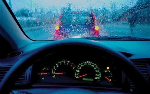 ۹ نکته حیاتی برای رانندگی در روز‌های بارانی