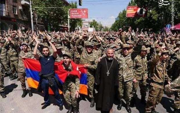 تظاهرات ضد دولتی با لباس نظامی در ارمنستان