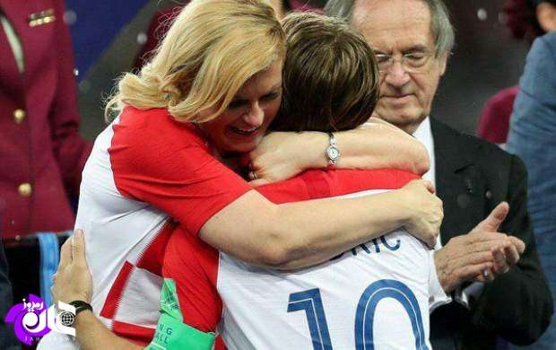 رئیس جمهور کرواسی از سرهنگی در ناتو تا آغوش مادرانه/ نفر دوم ناتو چگونه چهره لطیفی از خود به نمایش گذاشت!