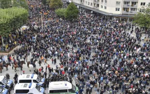 تظاهرات همزمان حامیان و مخالفان مهاجران در آلمان