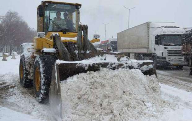 نجات ۷۰ خودروی گرفتار در برف در محور هراز