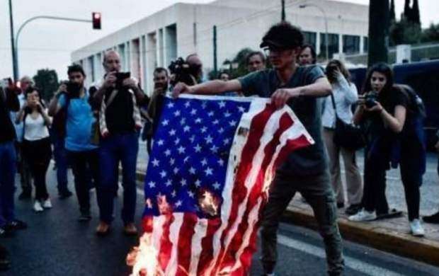 پرچم آمریکا در یونان به آتش کشیده شد