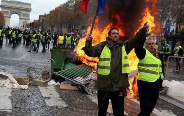 معترضان فرانسوی: با مردم مانند گدا رفتار نکنید