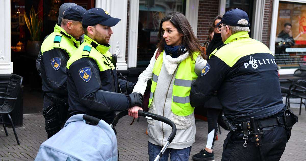 بازداشت زن‌هلندی به جرم پوشیدن جلیقه‌زرد