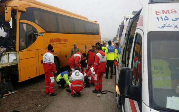 واژگونی اتوبوس ۱۲ نفر را راهی بیمارستان کرد