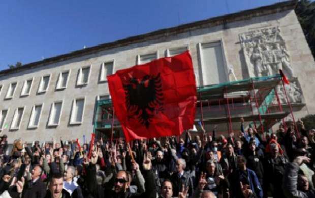 جمعی از نمایندگان پارلمان آلبانی استعفا کردند