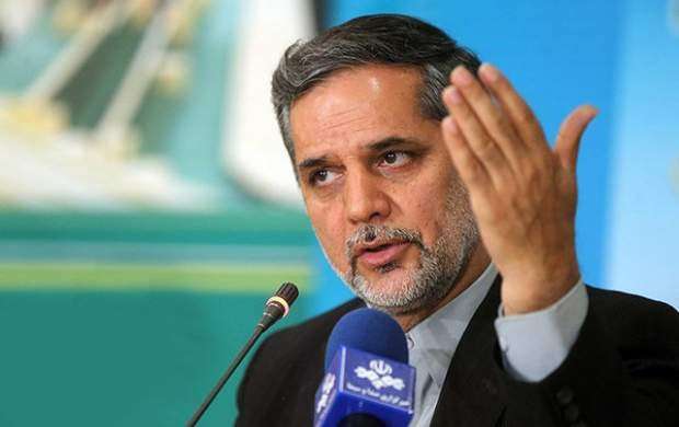 روحانی کشور را به کلی رها کرده است